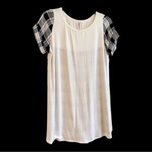 COOL MELON, WOMENS TOP. WHITE WITH BLACK PLAID. SHIRT TAIL HEM. SIZE M
